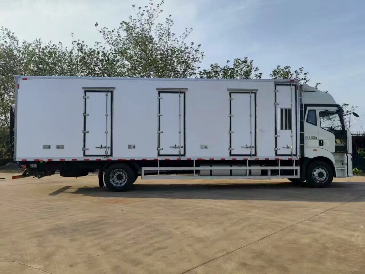 Goldbees’ All-in-One Agricultural Vehicles: 3 Operations, 1 Investment