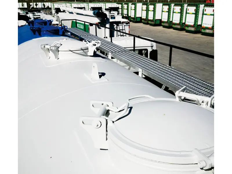 GoldBees ElectricHydraulic Auger Conveyor Bulk Feed Transport Semi-Trailer ---Advanced Efficiency & Durability (2)